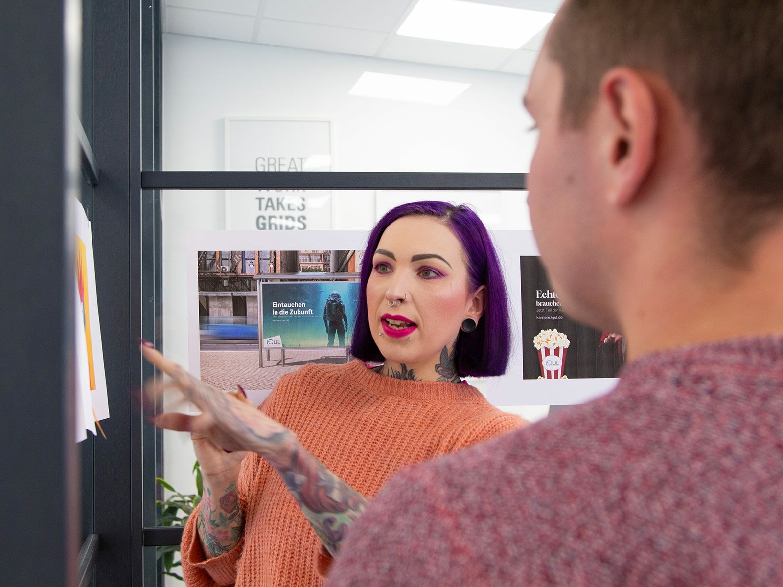 Eine Frau spricht mit einem Mann über die aktuellen Projektergebnisse eines B2B Projekts.